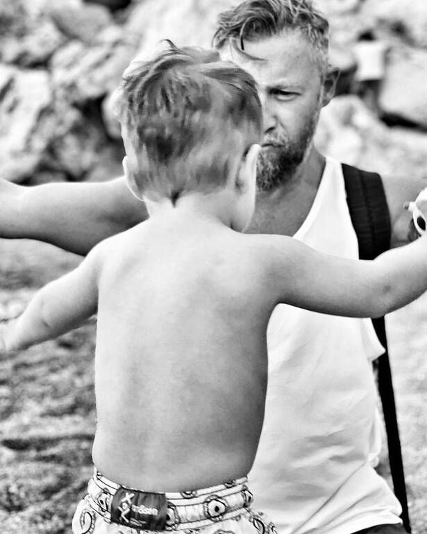 Σκαφίδα - Βαρδής: Δείτε την 5χρονη κόρη τους να κάνει θαλάσσιο σκι (βίντεο)