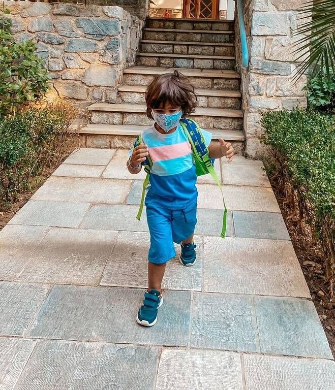 Κατερίνα Παπουτσάκη: "Καλη σχολική χρόνια να έχουμε!!!!
Ευχομαι ολόψυχα να κυλήσουν όλα ομαλά και τα παιδάκια μας να συνεχίσουν τις ζωούλες τους χωρίς άλλους προβληματισμούς ,φόβους και δυσκολίες …
Με ανεμελιά ,υγεία και χαρές !!!!!!!
Πολλές και χαρές