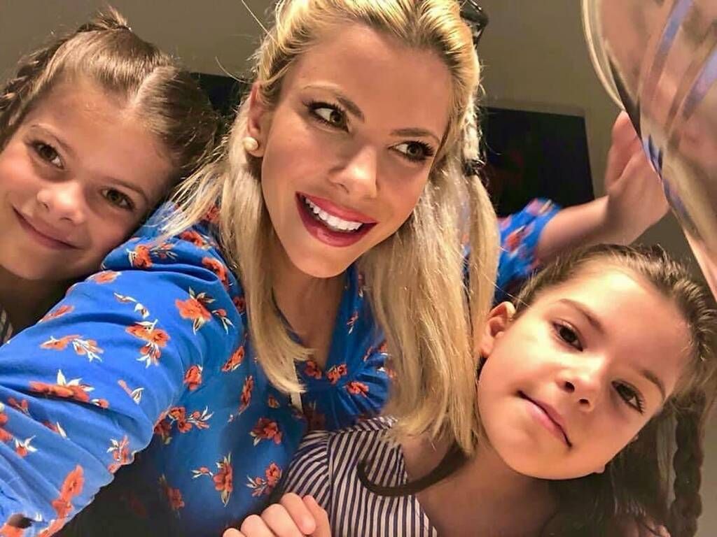 Αντελίνα Βαρθακούρη: Με ίδιο look οι κόρες της στο σχολείο