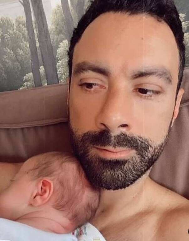 Σάκης Τανιμανίδης: Sunday mornings επί δύο - Το απίθανο βίντεο με τις δίδυμες