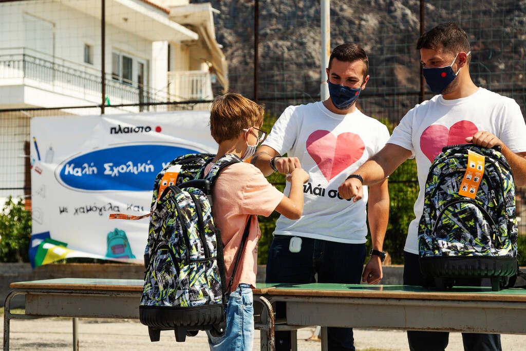 Χαμόγελα και 35.000 σχολικά προϊόντα παρέδωσε η ομάδα «πλάι σου» της Πλαίσιο Computers στους μαθητές
