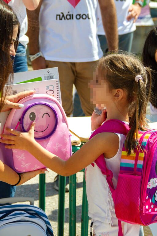 Χαμόγελα και 35.000 σχολικά προϊόντα παρέδωσε η ομάδα «πλάι σου» της Πλαίσιο Computers στους μαθητές