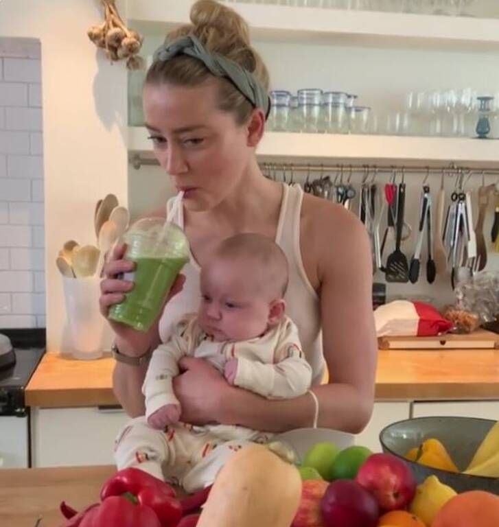H Amber Heard γυμνάζεται κρατώντας την 5 μηνών κόρη της