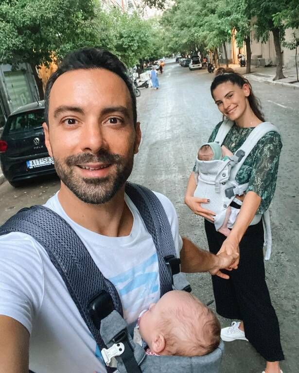 Χριστίνα Μπόμπα: Αγκαλίτσες και φιλάκια με τη μια της κόρη