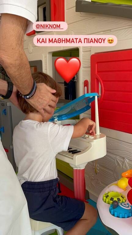 Αγκαλιά με τα δυο της παιδιά ποζάρει η Δούκισσα Νομικού