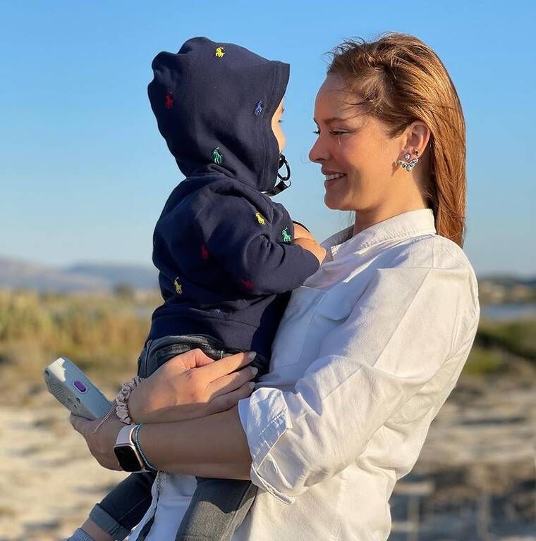 Ανίτα Μπραντ: «Matchy-matchy» με τον γιο της στη βόλτα (εικόνα)