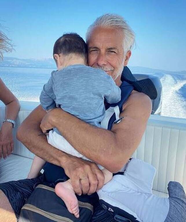 Ανίτα Μπραντ: «Matchy-matchy» με τον γιο της στη βόλτα (εικόνα)