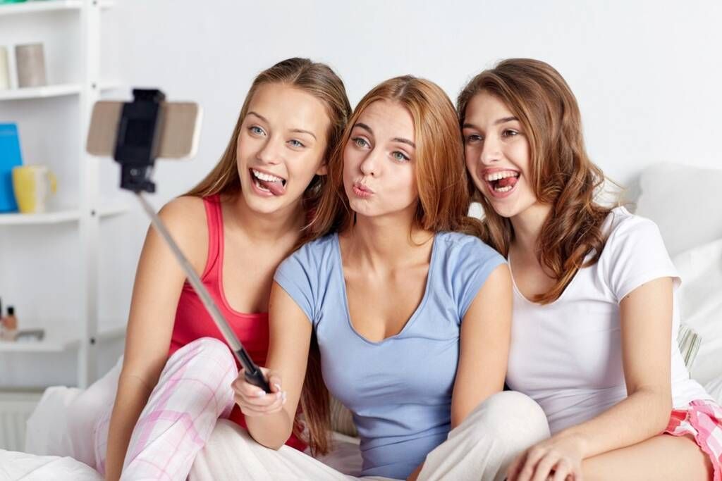 Τα ιδιωτικά προφίλ στο Instagram παρέχουν την δυνατότητα στο χρήστη να αποδέχεται ή να απορρίπτει τα αιτήματα φιλίας μεταξύ ακολούθων. Βεβαιωθείτε ότι το παιδί διαθέτει ιδιωτικό λογαριασμό ώστε να μπορεί να αποδέχεται μόνο όσους γνωρίζει από το στενό οικο