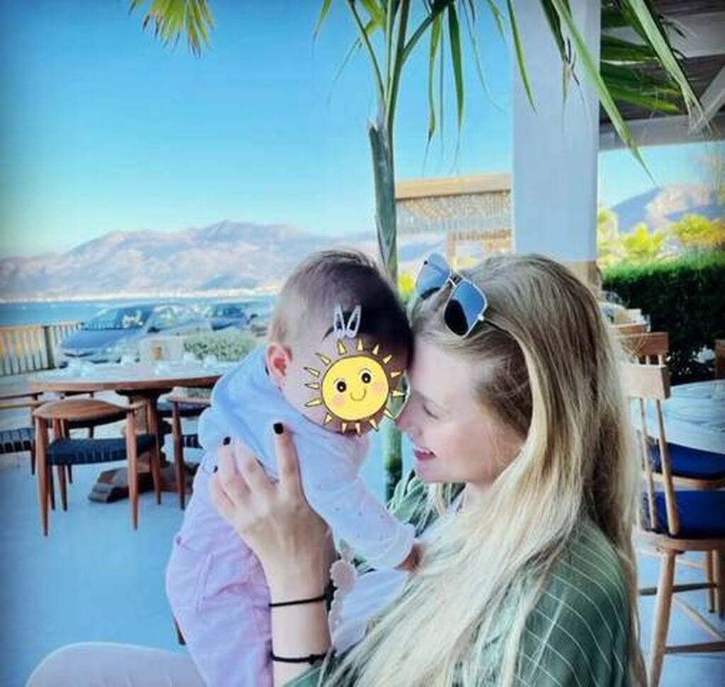 Κωνσταντίνα Κομματά - Γιώργος Σαμαράς: Έντυσαν την κόρη τους Αγιοβασιλίτσα