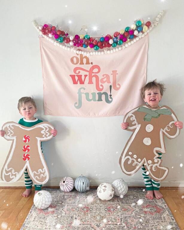 Φτιάξτε gingerbread μπισκότα ανθρωπάκια από χαρτόνια και φωτογραφηθείτε. πηγή φωτογραφίας: Instagram @homesweetmomblog
