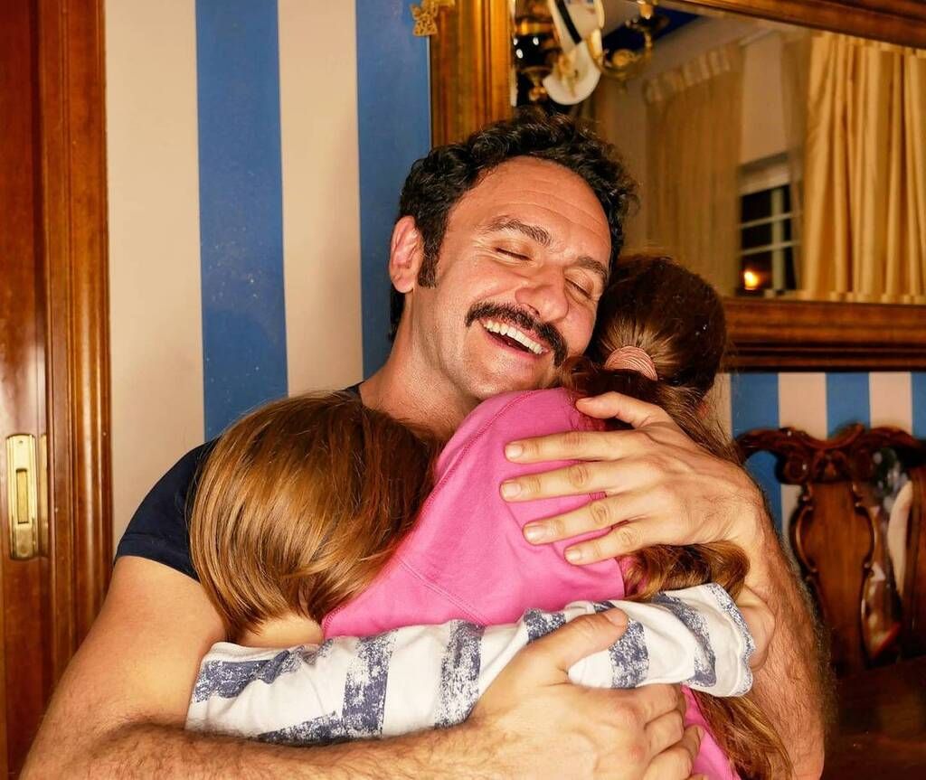 Μελέτης Ηλίας: Ο γιος του παίζει με τη μπάλα στην αυλή του σπιτιού