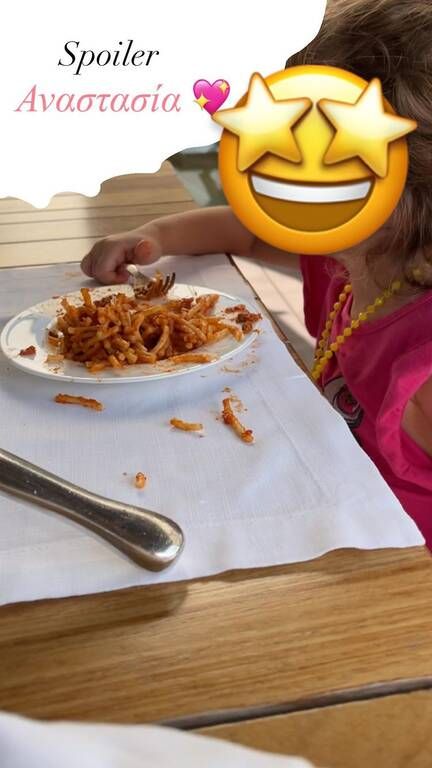 Η Αναστασία αδειάζει ένα πιάτο μακαρόνια με κιμά