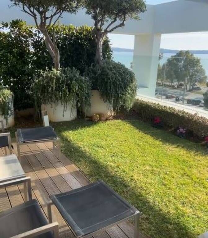 Γιώργος Λύρας: Η κόρη του παίζει στη βεράντα του σπιτιού τους - Υπέροχη η θέα