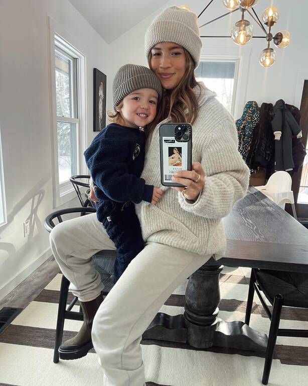 To αντισυμβατικό pregnancy style μιας influencer αποδεικνύει πως στην εγκυμοσύνη φοράμε ό,τι θέλουμε