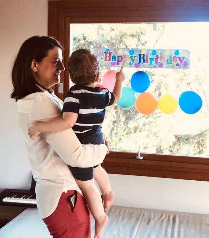 Όταν το κάνει, είναι συνήθως με αφορμή κάποια γενέθλια ή γιορτή, όπως η παραπάνω φωτογραφια που δημοσίευσε στα γενέθλια του γιου της Κωνσταντίνου...