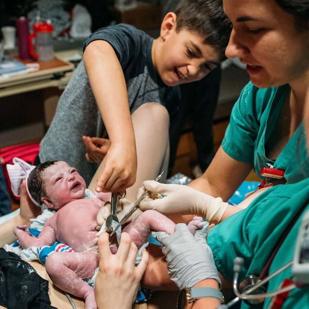Και έπειτα να κόβει τον ομφάλιο λώρο / πηγή φωτογραφίας: thelavenderdoula / milkandhannah on Instagram