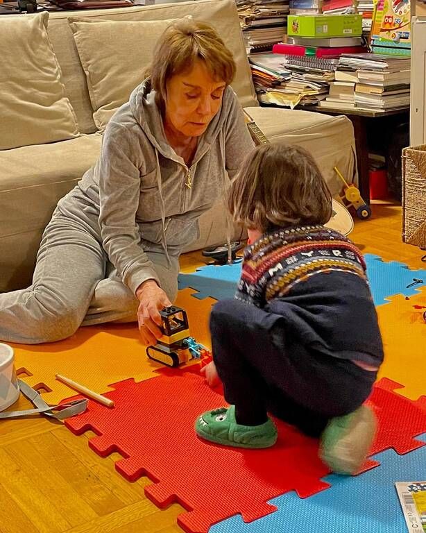 αγαπημένη του γιαγιά, που του έχει μεγάλη αδυναμία.