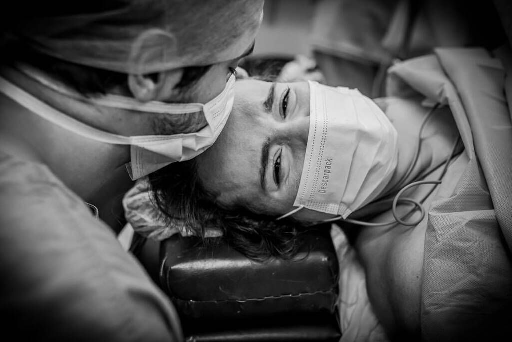 Δάκρυα χαράς από μία μαμά που μόλις έφερε στον κόσμο το μωρό της
