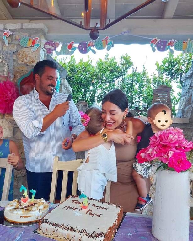 Φλορίντα Πετρουτσέλι: "La mia bella famiglia ❤️ #birthday #dadanddaughter"