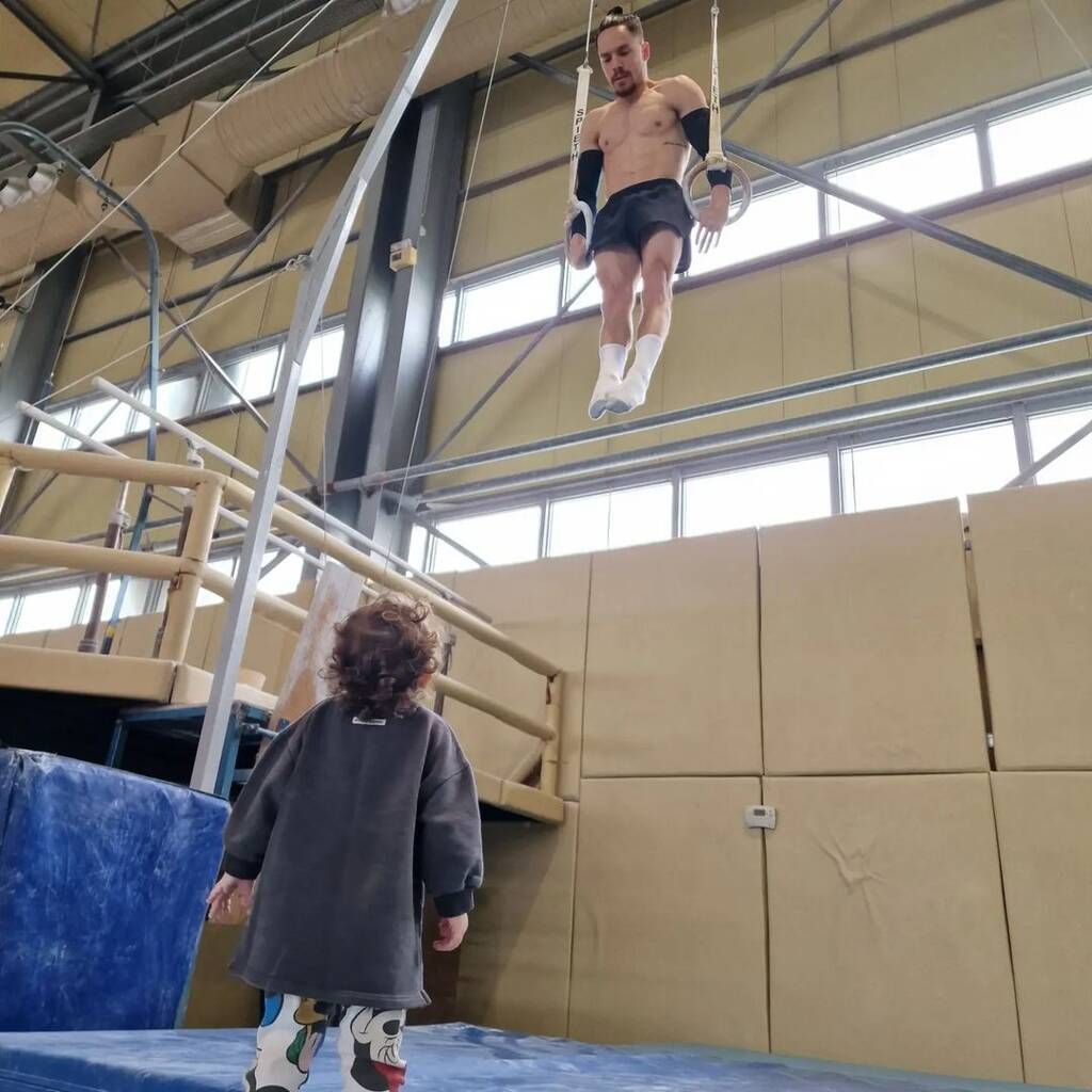 Η Σοφία επιβλέπει τον μπαμπά της την ώρα που κάνει προπόνηση.