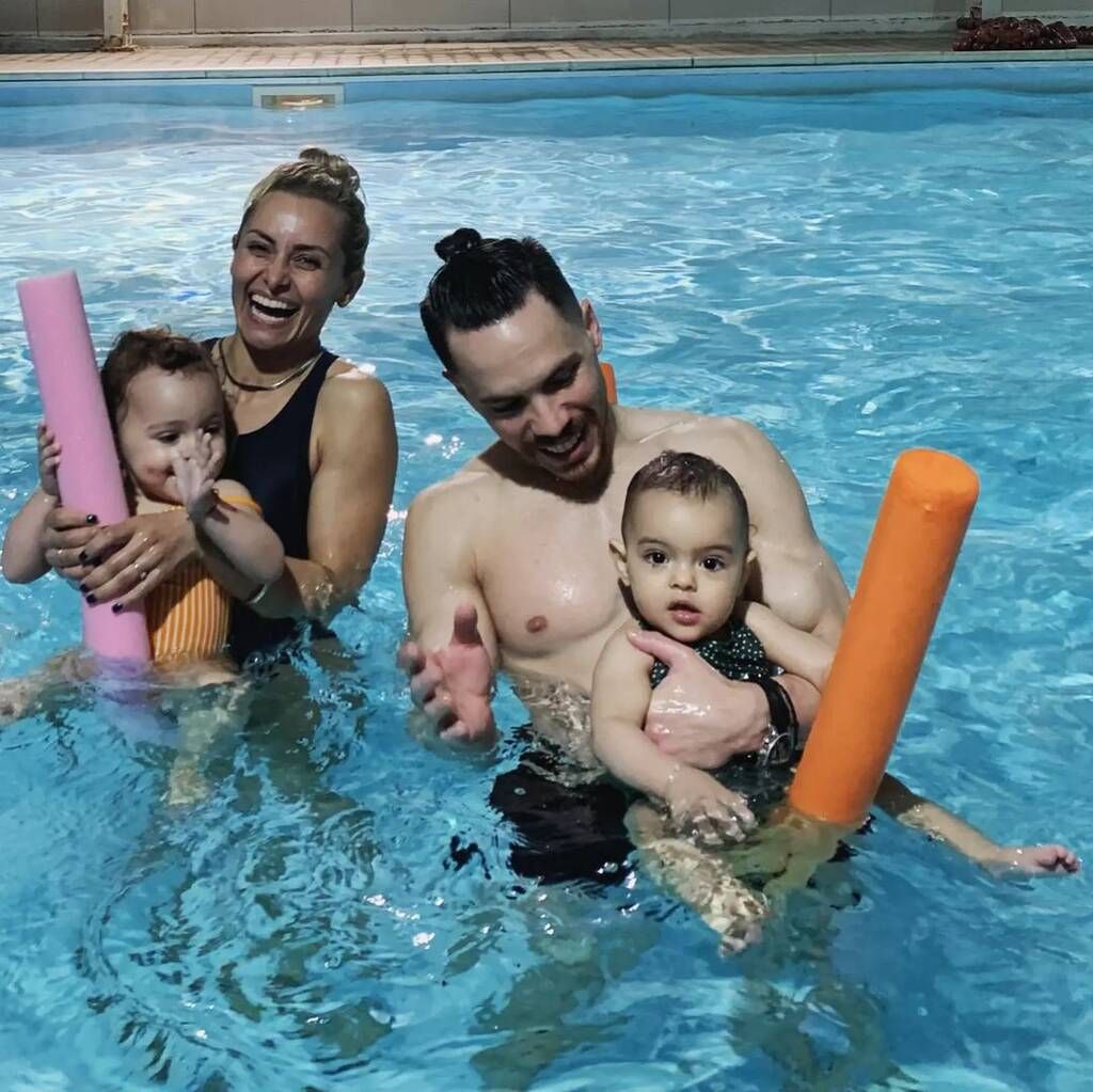 Το ζευγάρι με τις κόρες του για baby swiming