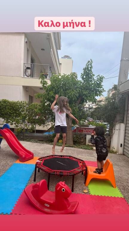 H Κατερίνα Παπουτσάκη έστειλε τις δικές της ευχές για καλό μήνα, επιλέγοντας μια φωτογραφία του μικρού Κίμωνα να παίζει με παρέα.