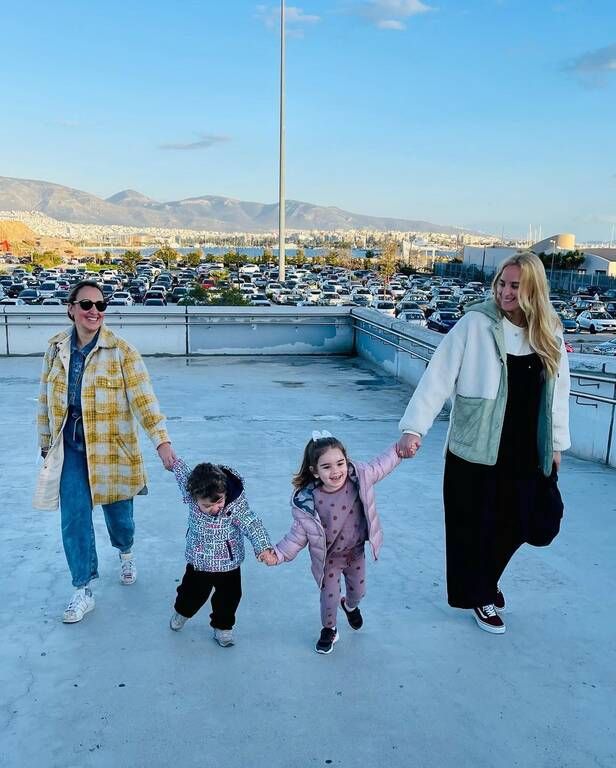 Η Άννη Πανταζή με την αδερφή της, Κλέλια, και τα μεγαλύτερα παιδιά τους.