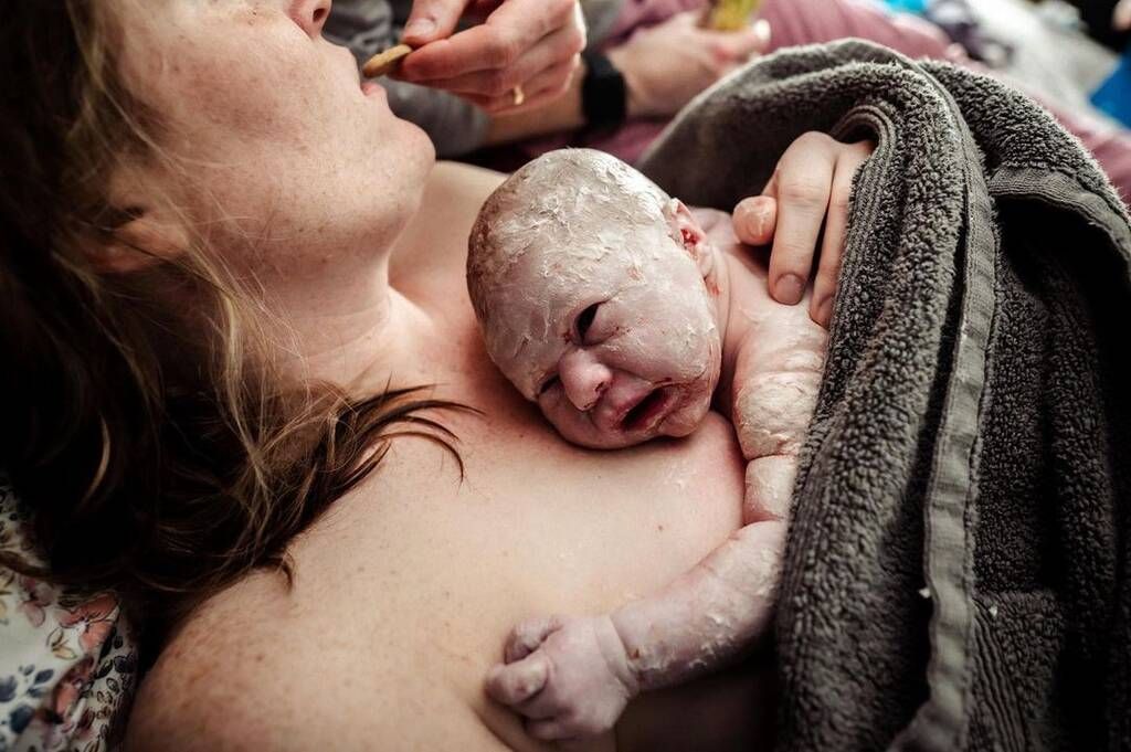 Μαμά τρώει το πρώτο της σνακ μετά τον τοκετό - Instagram / monetnicolebirths