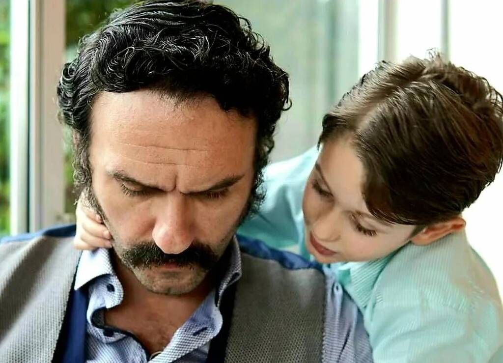 "Καθαρή αγκαλιά.....Αγάπη και υγεία σε όλο τον κόσμο.. Καλή Σαρακοστή! Μακάρι όλα τα παιδιά να έχουν στην αγκαλιά τους τα αγαπημένα τους πρόσωπα..." γράφει ο γνωστός ηθοποιός στην φωτογραφία που δημοσίευσε.