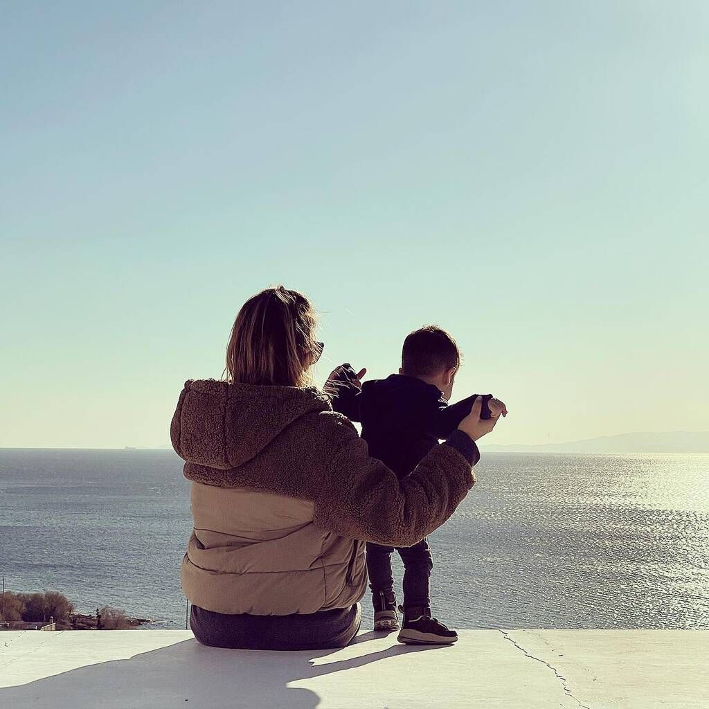 Μαμά και γιός σε στιγμές χαλάρωσης με απίστευτη θέα.