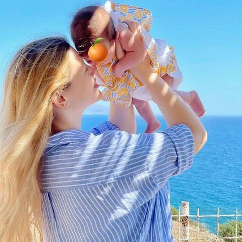 Η μικρούλα με υπέροχο και άκρως καλοκαιρινό φορεματάκι. Τη φωτογραφία είχε δημοσιεύσει η Κωνσταντίνα Κομματά πέρυσι το καλοκαίρι.