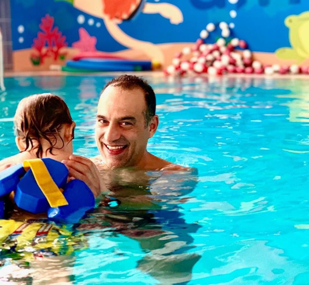 Ο Κρατερός Κατσούλης έκανε την έκπληξη και δημοσίευσε αυτή και ακόμη μια φωτογραφία με τον γιο του σχολιάζοντας: «Η επαφή με το νερό είναι ζωή! Εξ ορισμού! Η πιο σημαντική σχέση στη ζωή μας, είναι τα παιδιά μας! Εκ φυσεως! Και απο τις πιο όμορφες σχέσεις