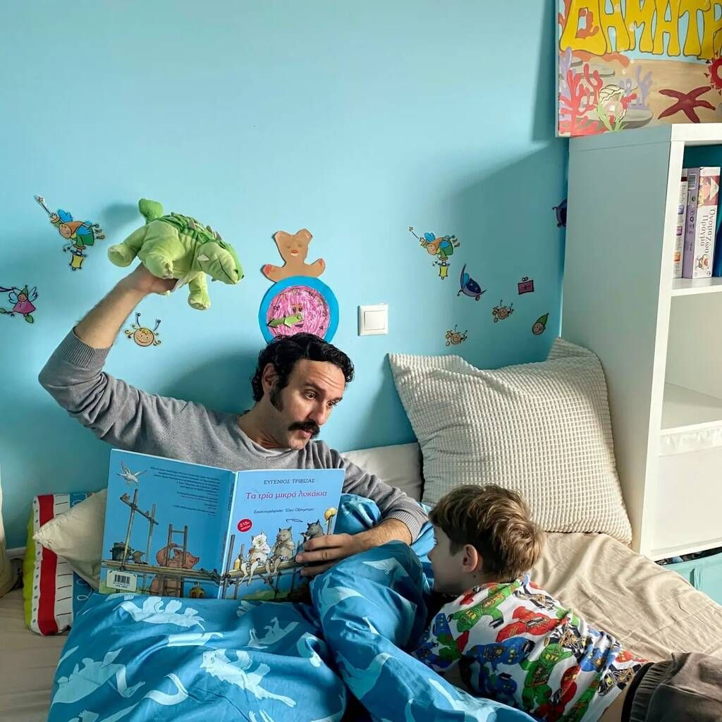 Μελέτης Ηλίας: "Όταν προσπαθείς να τον βάλεις για χαλαρό μεσημεριανό υπνάκο, κάνοντας ολόκληρη αναπαράσταση με τον λούτρινο δεινόσαυρο, και τελικά καταλήγεις να κοιμάσαι ο ίδιος!"