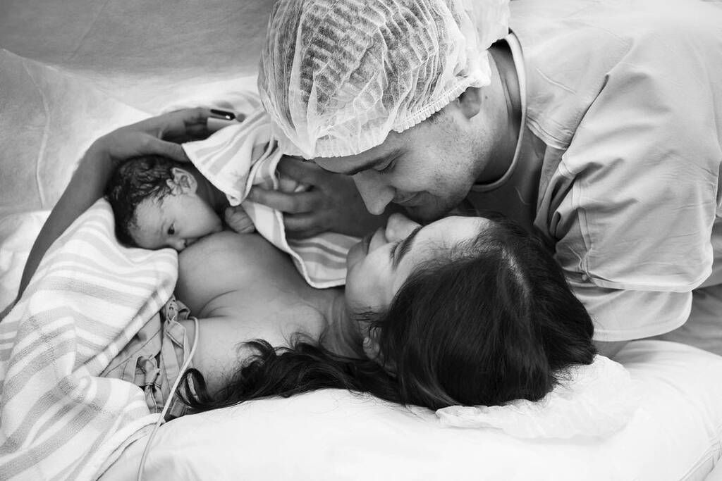 Ο πρώτος θηλασμός - Πηγή φωτογραφίας: Instagram / katekennedybirthphotography