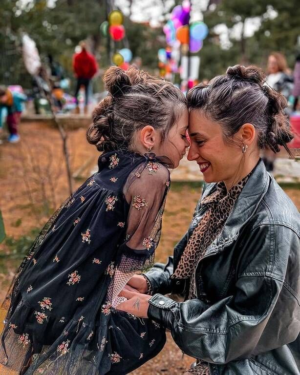 Στις αναρτήσεις που κάνει η Ραφαέλα Ψαρρού με την κόρη της η τρυφερότητα είναι διάχυτη