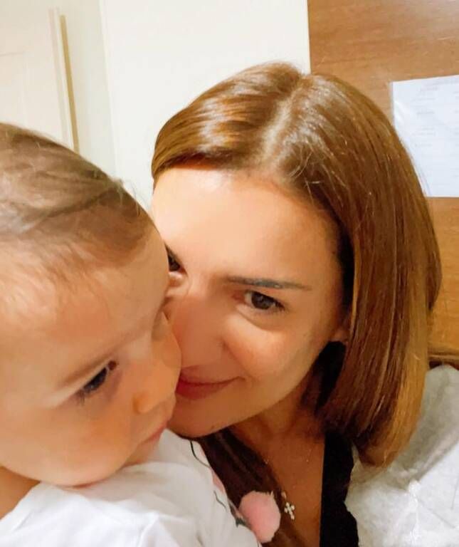 Με τη μικρότερη κόρη της.