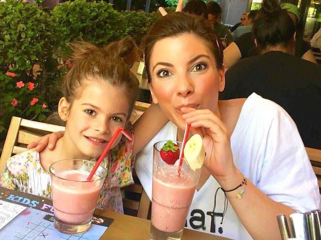 Μαμά και κόρη έχουν το ίδιο γούστο στα smoothies.