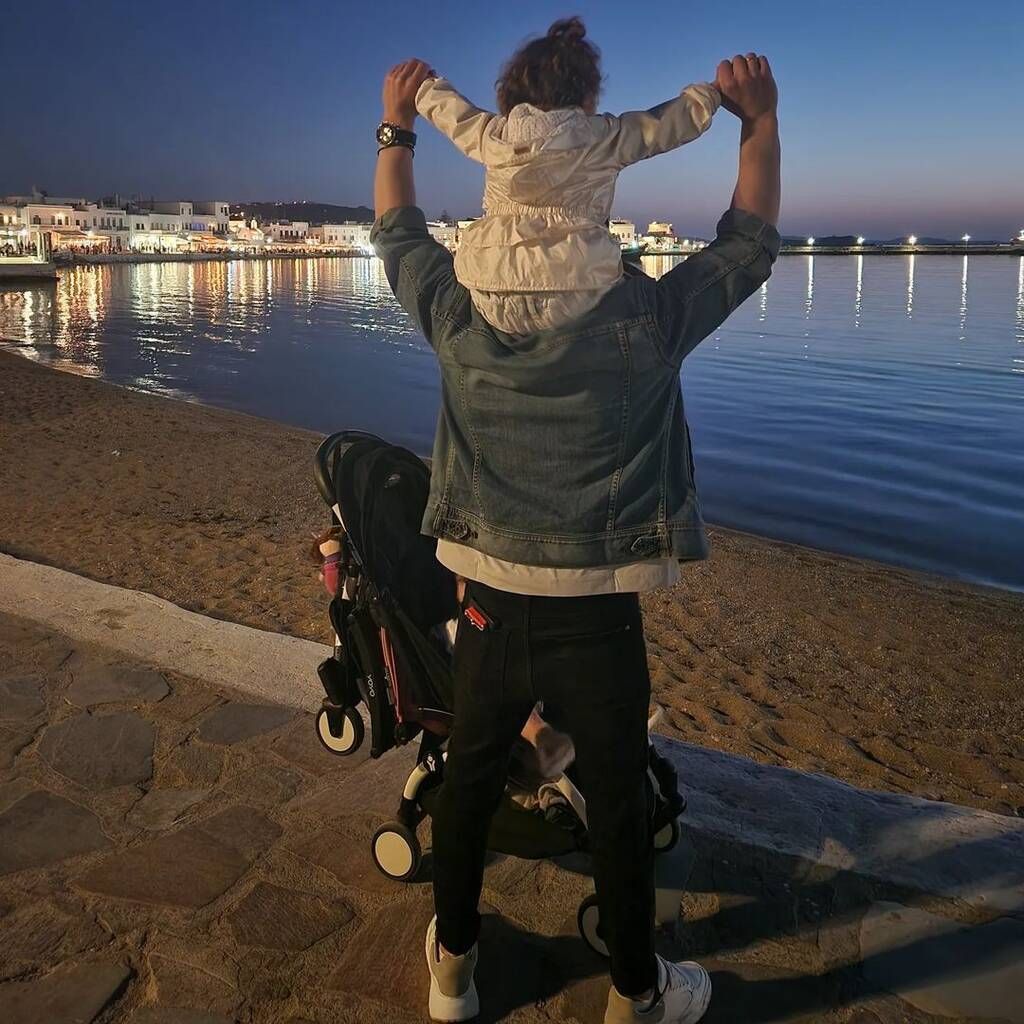 Μπαμπάς και κόρες σε βραδινή τους έξοδο.