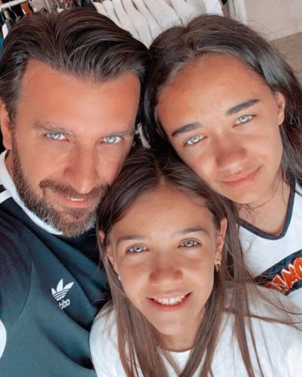 Ο Θάνος Πετρέλης με τις μεγαλύτερες κόρες του Αγάπη και Σύλια