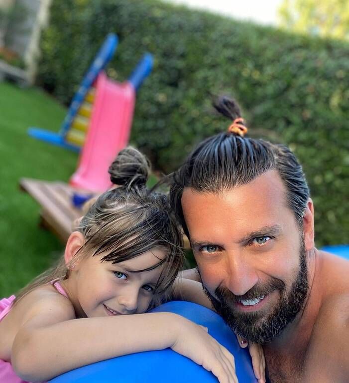 Ο Θάνος Πετρέλης με τη μικρή Ζένια