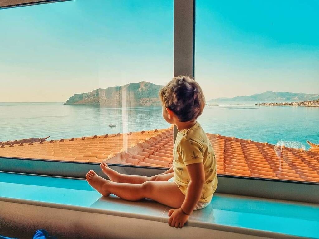 O μικρός Αρίωνας αγναντεύει τη θάλασσα!