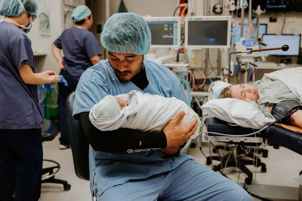Μπαμπάς με το μωρό του αγκαλιά - Πηγή φωτογραφίας: Instagram / nz_birthstories