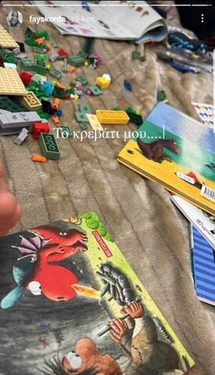 Συχνά το κρεβάτι της είναι γεμάτο με παιχνίδια