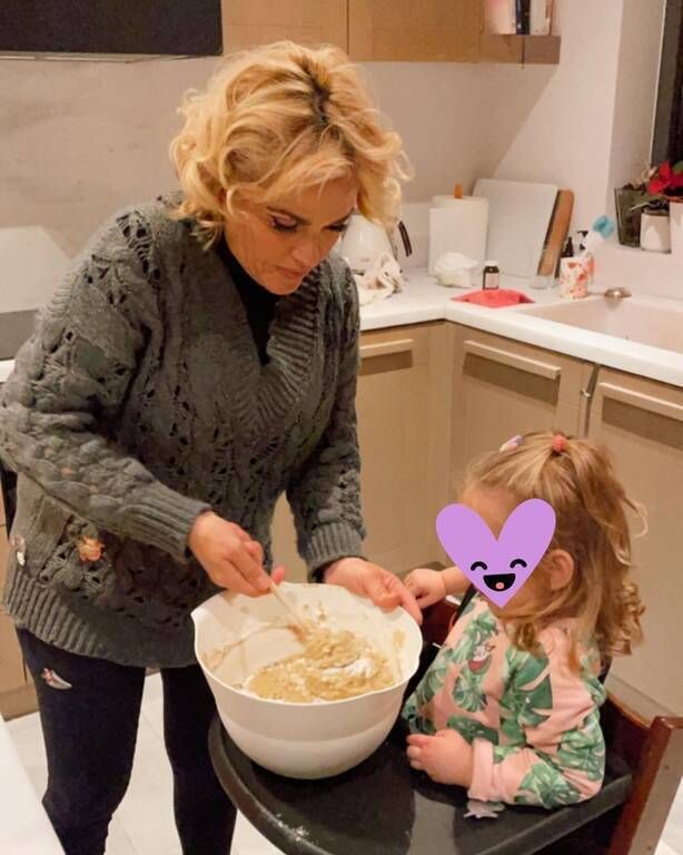 Εδώ με την κόρη της μαγειρεύει.