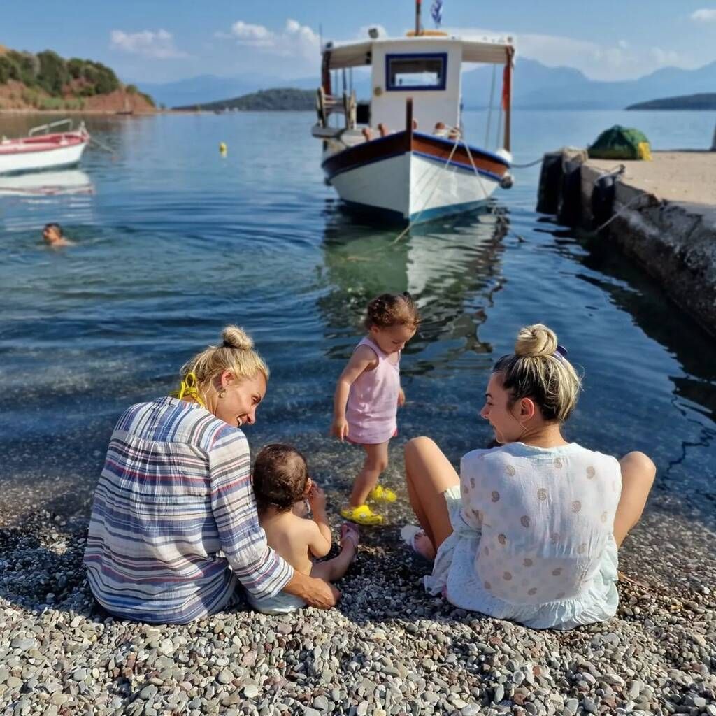 "Όταν ήμασταν μικρές,μέσα στις ιστορίες μας υπήρχαν οι οικογένειες που θα δημιουργούσαμε όταν θα μεγαλώναμε..."θα πηγαίνουμε διακοπές όλοι μαζί και θα παίζουν τα παιδιά μας στην άμμο.."εγώ ήθελα δύο κορίτσια και η αδερφή μου δύο αγόρια!
@millouma κοίτα τ