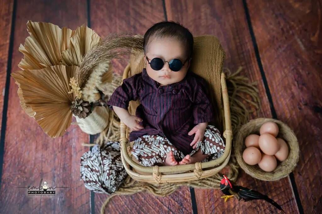 Νεογέννητο με trendy γυαλιά ηλίου - instagram@embunphotobaby