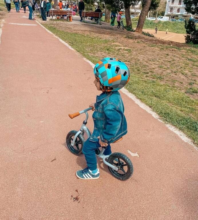 Ο Κίμωνας κάνει πατίνι και το διασκεδάζει.