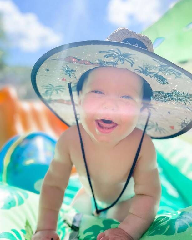 Φανερά ενθουσιασμένος και με το πιο summerish καπέλο, ο μπόμπιρας ποζάρει στον φακό - Πηγή φωτογραφίας: Instagram / uncle_meg