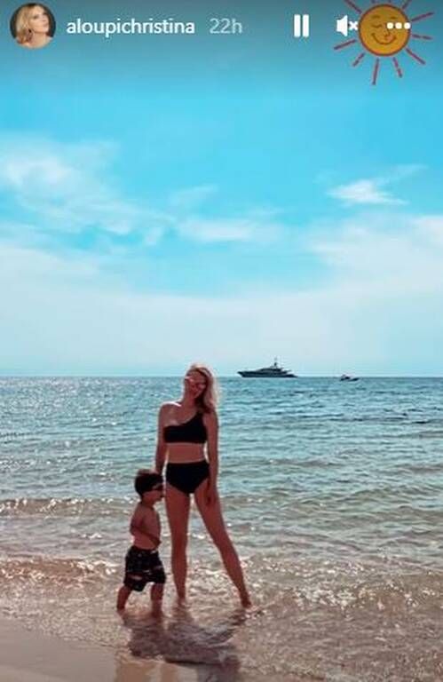 Μπάνιο σε κοντινές παραλίες της Αττικής απολαμβάνει η Χριστίνα Αλούπη με τα παιδιά της
