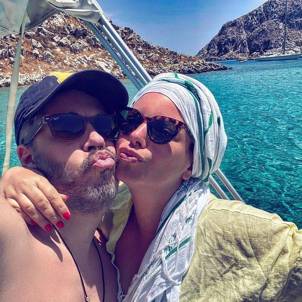 Μία από τις φωτογραφίες με τις οποίες ο Χάρης Βαρθακούρης ευχήθηκε στην σύζυγό του για τα γενέθλιά της.